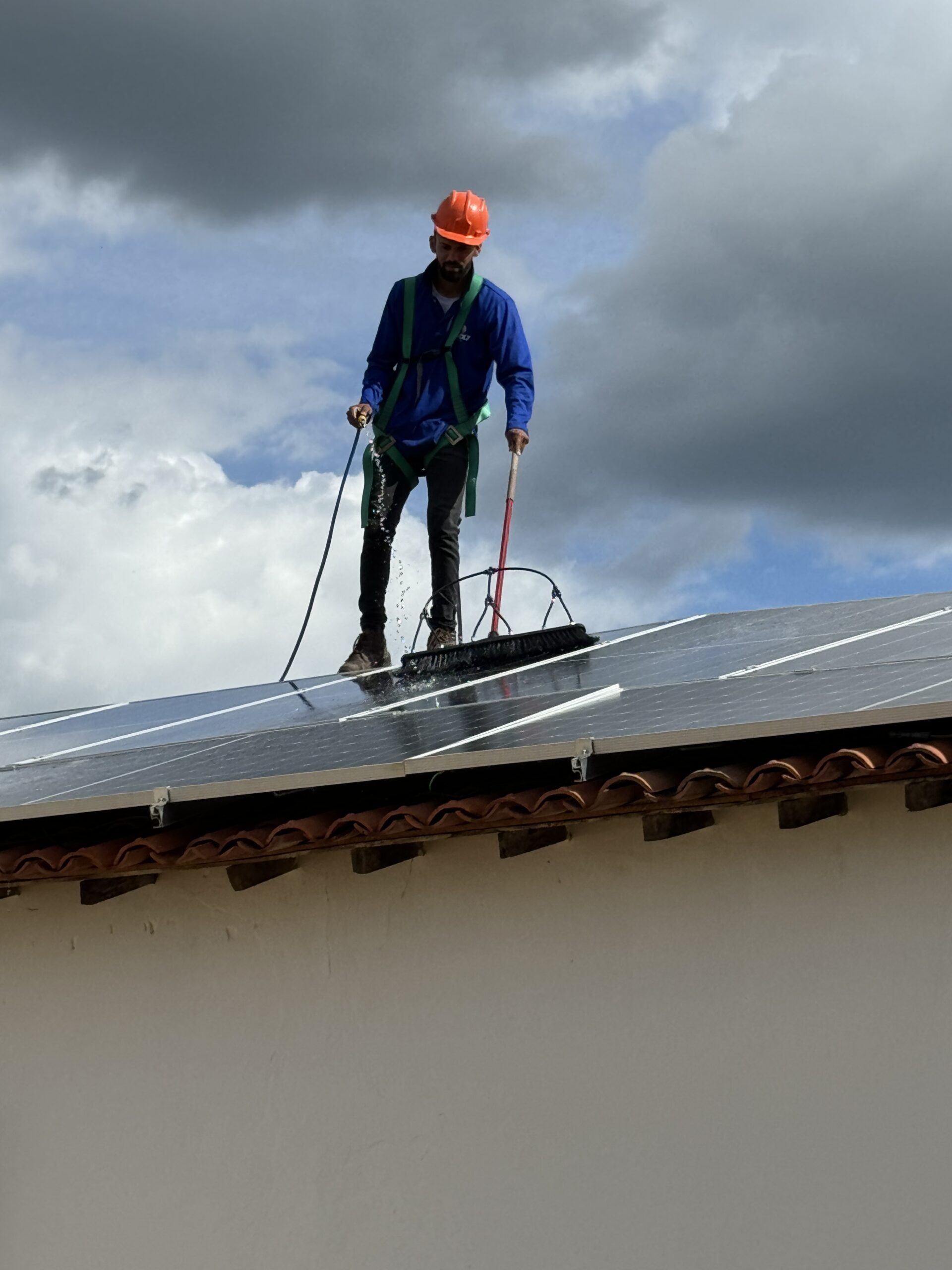 Equipe técnica da Divolt Solar realizando instalação de painéis solares no interior da Bahia